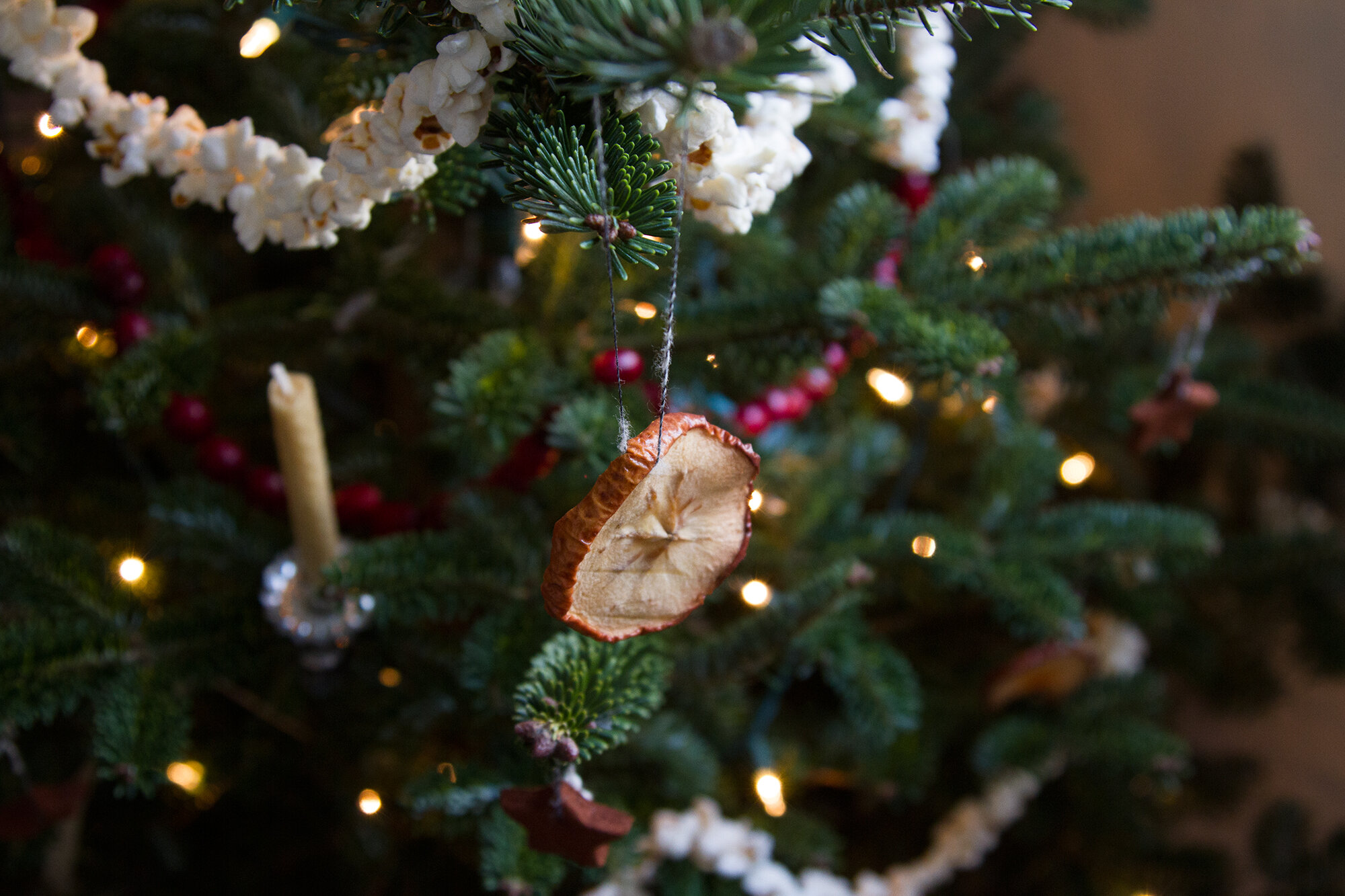 clutter free holiday decorations | reading my tea leaves