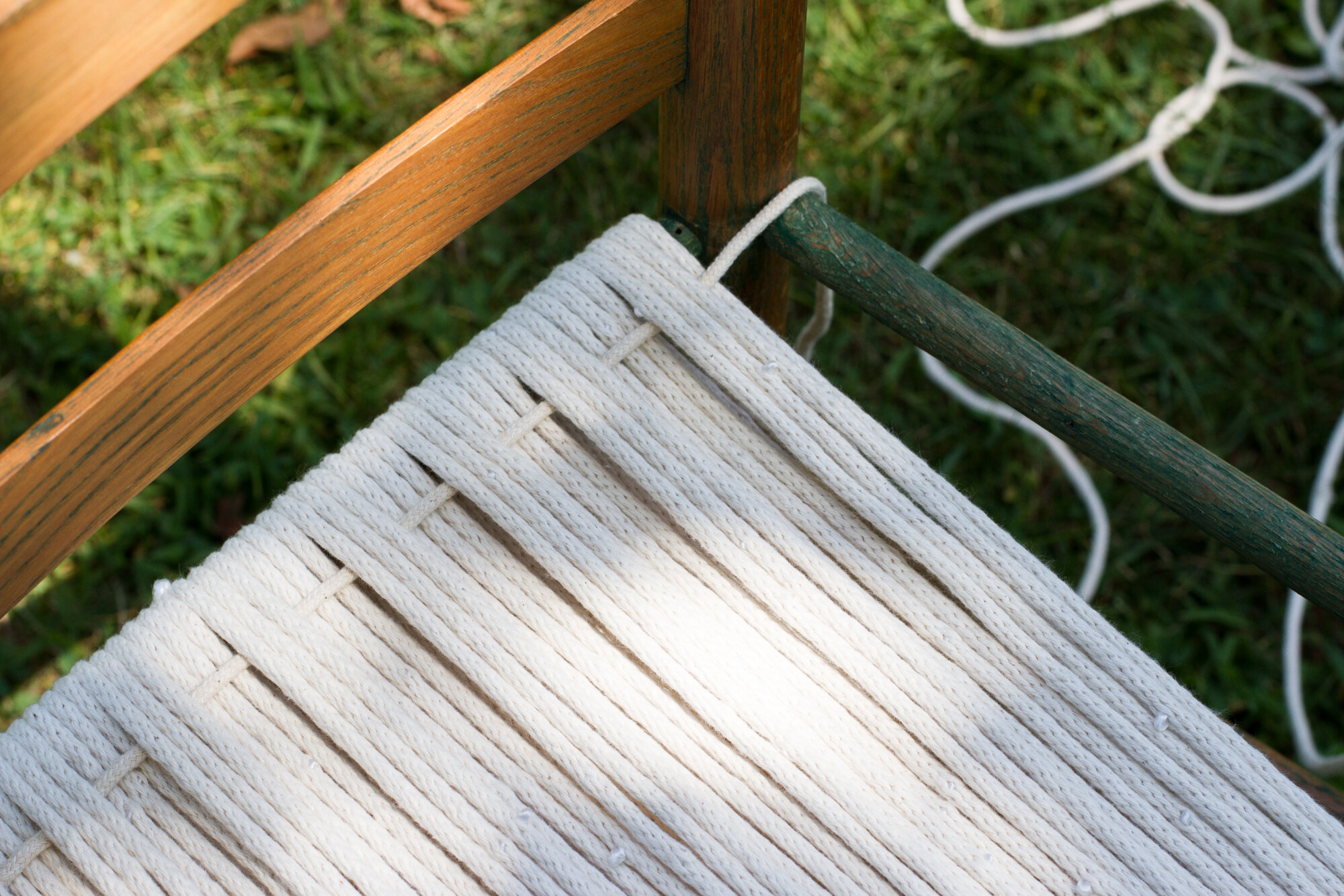 weaving a new chair seat with clothesline | reading my tea leaves