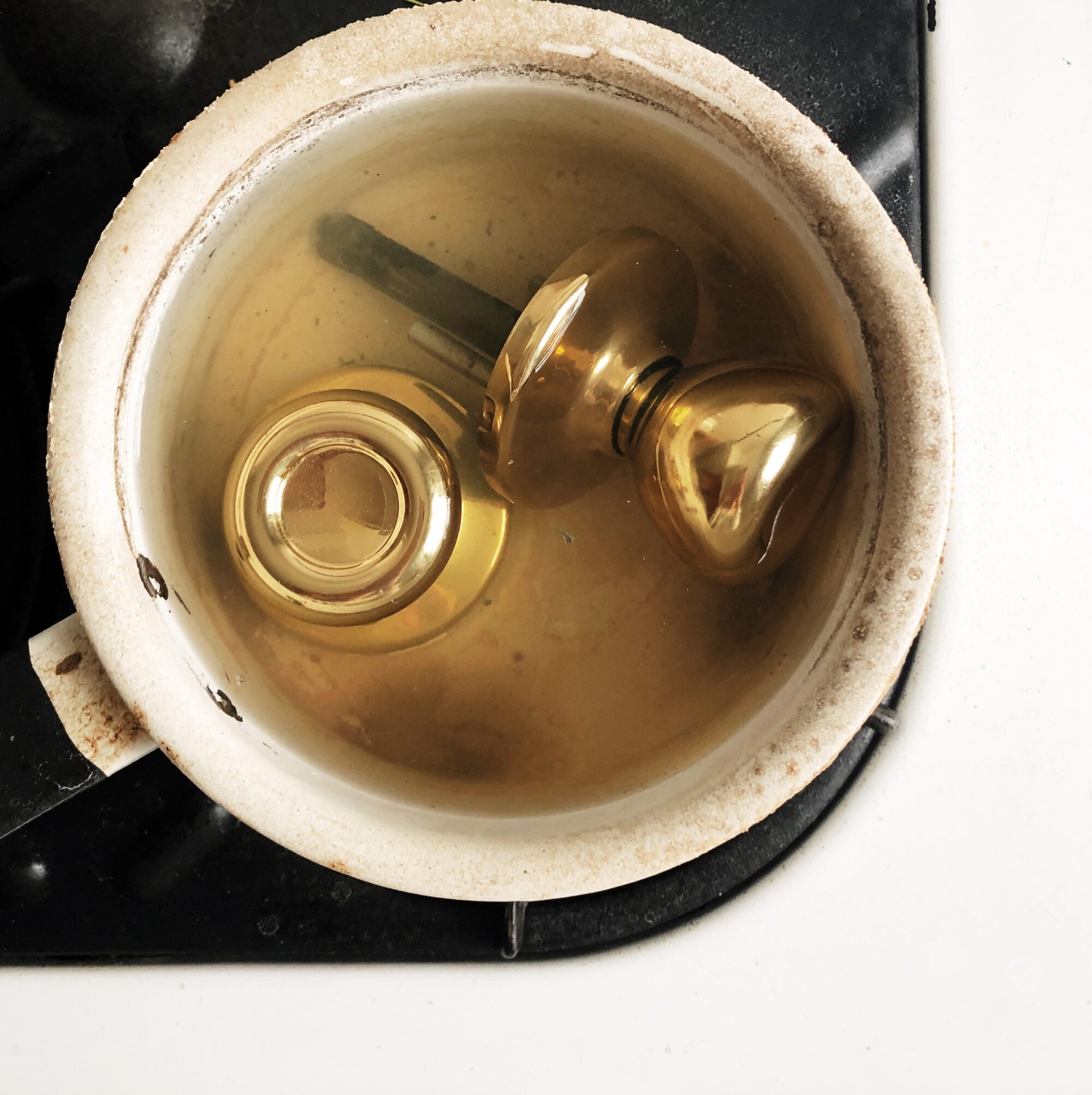 small improvements: de-lacquering brass doorknobs.